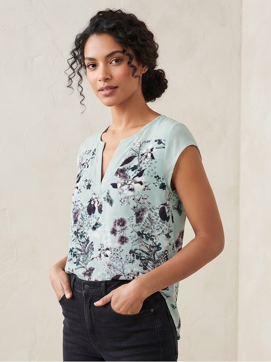 RW&CO. Tops - RW&CO. Light Mint Floral V-Neck Blouse Size L